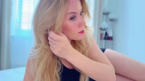 Snapshot of myassistant chatting on 09-25-25, 04:00 Mya-be Yours P online show from 09-25-25, 04:00