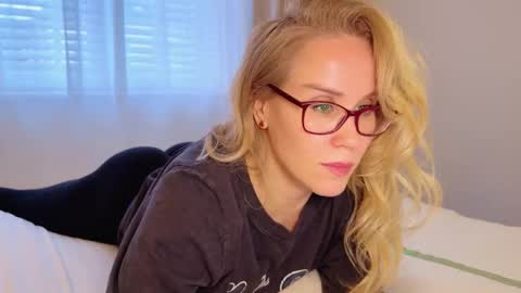 Snapshot of myassistant chatting on 11-03-25, 04:30 Mya-be Yours P online show from 11-03-25, 04:30