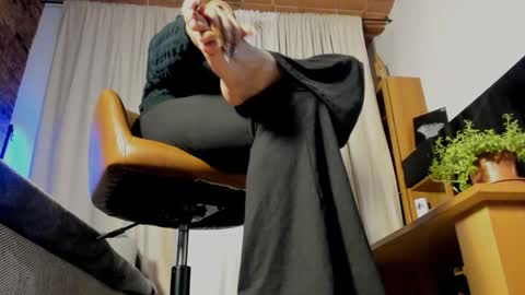 Lola online show from 11-25-25, 08:31