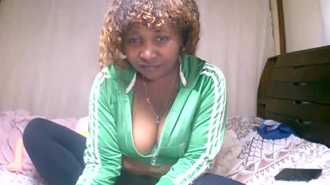 Snapshot of mylindasweet chatting on 01-12-25, 06:05 linda online show from 01-12-25, 06:05