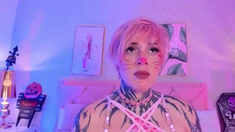 Snapshot of mystikdoll chatting on 10-31-25, 01:01 Misteika online show from 10-31-25, 01:01