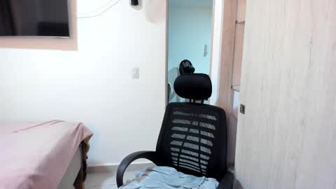 independent model online show from 12-23-25, 01:47