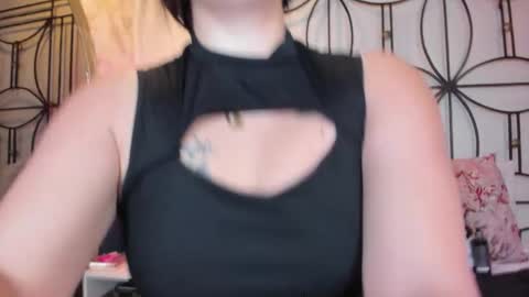 Nahomi  online show from 11-14-25, 10:58