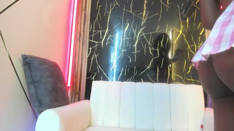 Nahomy  online show from 10-03-25, 10:18