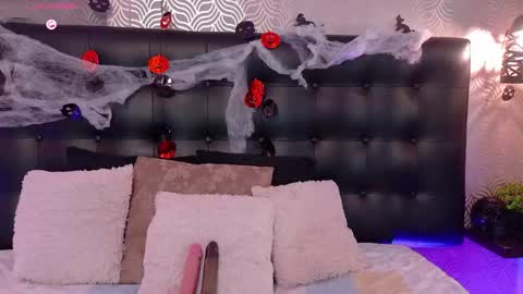 naiaramasson_ online show from 10-28-25, 12:09