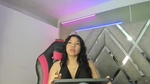 Snapshot of naileth_ chatting on 12-20-25, 07:43 NAILETH online show from 12-20-25, 07:43