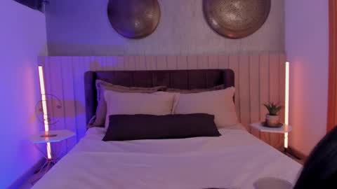 Naisha Ford online show from 11-28-25, 03:31