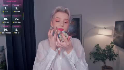 Snapshot of nakishacroshaw chatting on 10-19-25, 11:44 Kate online show from 10-19-25, 11:44