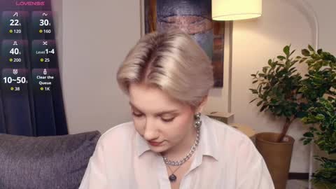 Snapshot of nakishacroshaw chatting on 11-23-25, 11:32 Kate online show from 11-23-25, 11:32