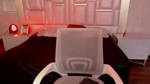 Snapshot of namearohouse chatting on 10-15-25, 07:47 ----Namea------ online show from 10-15-25, 07:47