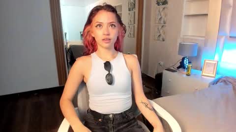 Snapshot of namearohouse chatting on 10-22-25, 07:35 ----Namea------ online show from 10-22-25, 07:35