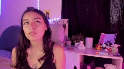 nami_white online show from 10-08-25, 10:18