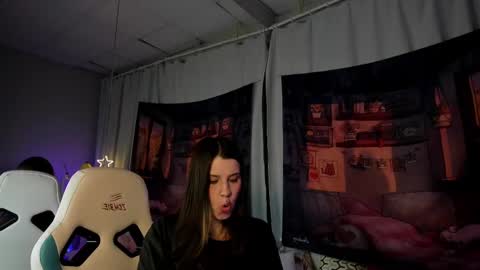 Snapshot of nansycharm chatting on 02-18-25, 09:43 NansyCharm online show from 02-18-25, 09:43