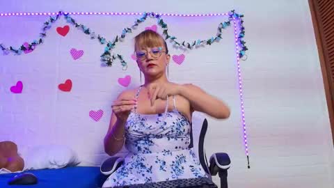 Snapshot of naomi_diamond_ chatting on 10-03-25, 11:18 Naomi online show from 10-03-25, 11:18