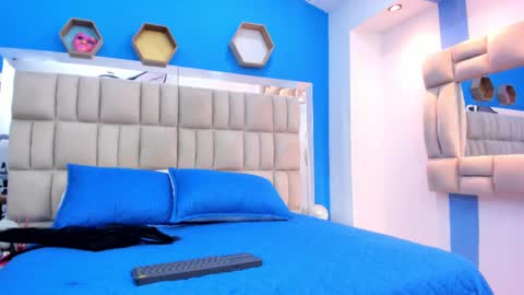 naomi_sara online show from 09-18-25, 07:38