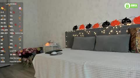 Naomi online show from 10-28-25, 04:09