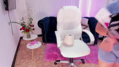 Snapshot of naomii_campbell_ chatting on 02-18-25, 06:58 Naomi Campbell online show from 02-18-25, 06:58