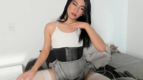 Snapshot of naomimoore chatting on 10-19-25, 09:15 Naomi Moore online show from 10-19-25, 09:15