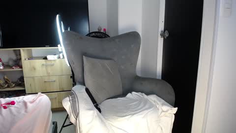 Snapshot of natalie_fox23 chatting on 12-04-24, 10:08 Natalia online show from 12-04-24, 10:08