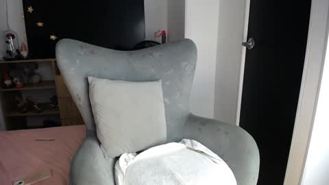 Snapshot of natalie_fox23 chatting on 12-12-24, 03:37 Natalia online show from 12-12-24, 03:37