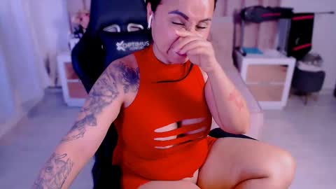 Snapshot of natural_bigass_nina chatting on 11-12-25, 09:36 Sophia online show from 11-12-25, 09:36