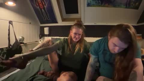 Snapshot of naughty_noisy_neighbors chatting on 10-12-25, 01:26 Freyja and Baldur online show from 10-12-25, 01:26