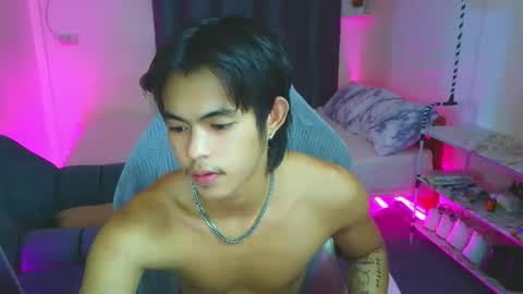 Snapshot of naughtyboylouie chatting on 02-12-26, 03:29 Loue online show from 02-12-26, 03:29