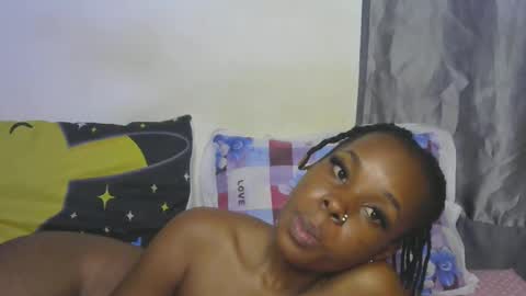 Snapshot of naughtyie chatting on 10-15-25, 07:36 naughtyie online show from 10-15-25, 07:36