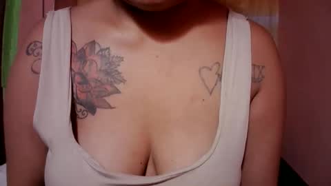 Snapshot of naughtymom_33 chatting on 10-23-25, 08:02 naughtymom_33 online show from 10-23-25, 08:02