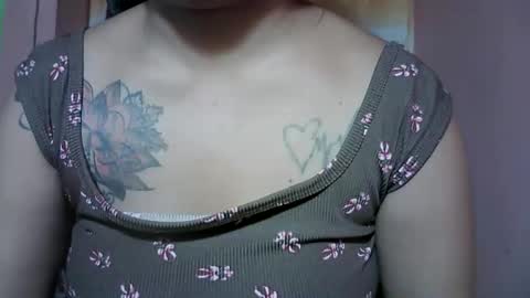 Snapshot of naughtymom_33 chatting on 11-25-25, 05:51 naughtymom_33 online show from 11-25-25, 05:51