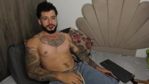 Snapshot of neeii chatting on 10-16-25, 12:44 Nei turn green online show from 10-16-25, 12:44