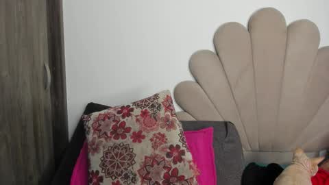 Snapshot of neeii chatting on 03-04-26, 01:00 Nei turn green online show from 03-04-26, 01:00