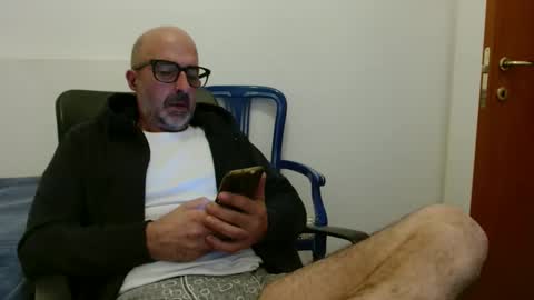 Snapshot of new_simi_74 chatting on 10-19-25, 04:24 simi online show from 10-19-25, 04:24