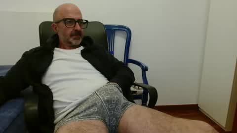 Snapshot of new_simi_74 chatting on 10-19-25, 06:30 simi online show from 10-19-25, 06:30