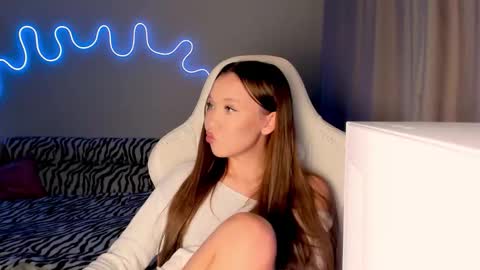 Snapshot of neyrmina chatting on 10-31-25, 01:34 Mina online show from 10-31-25, 01:34