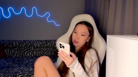 Snapshot of neyrmina chatting on 11-14-25, 01:21 Mina online show from 11-14-25, 01:21