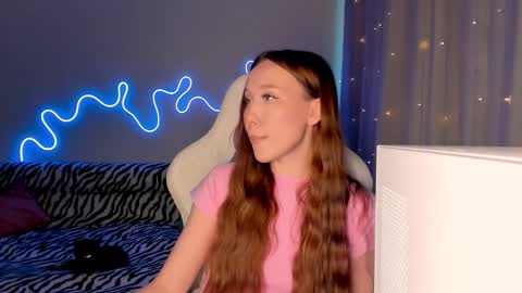 Snapshot of neyrmina chatting on 12-16-25, 10:53 Mina online show from 12-16-25, 10:53