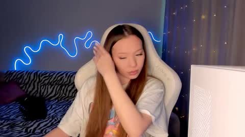 Snapshot of neyrmina chatting on 12-18-25, 09:59 Mina online show from 12-18-25, 09:59