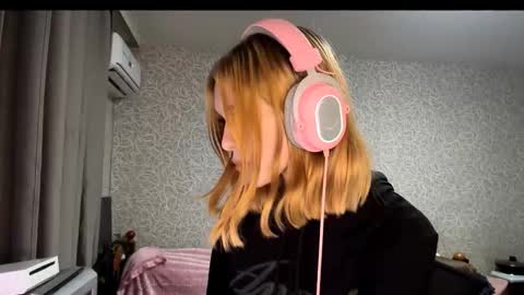 Snapshot of ngocjanus chatting on 11-25-25, 01:22 Eva Arts online show from 11-25-25, 01:22