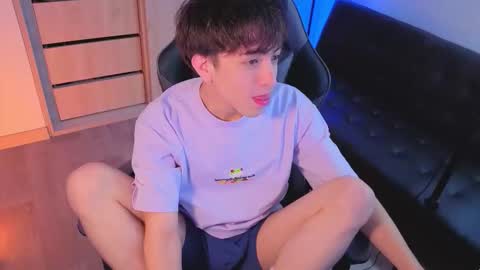 Snapshot of nicoisonline chatting on 10-15-25, 08:09 Nicolas online show from 10-15-25, 08:09