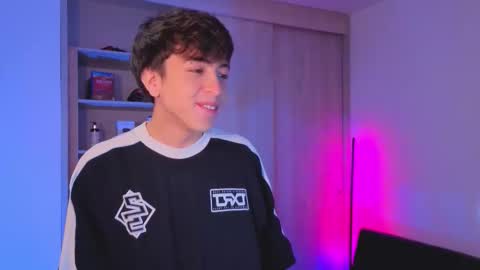 Snapshot of nicoisonline chatting on 10-17-25, 08:22 Nicolas online show from 10-17-25, 08:22