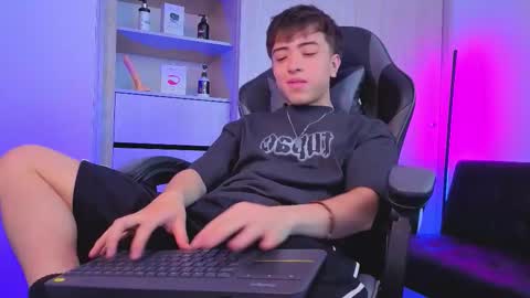 Snapshot of nicoisonline chatting on 10-29-25, 08:10 Nicolas online show from 10-29-25, 08:10