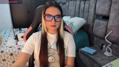 Snapshot of nicol_080 chatting on 11-12-25, 06:52 YuliEM online show from 11-12-25, 06:52