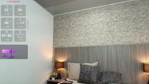 Nicol Alvarez online show from 11-17-25, 07:52