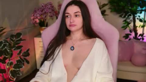 Nicole Online at about after 1000  6  UK time or 900  - 500  UK time it approximate time interval online show from 10-09-25, 06:22