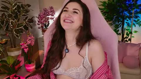 Nicole Online at about after 1000  6  UK time or 900  - 500  UK time it approximate time interval online show from 10-28-25, 03:54