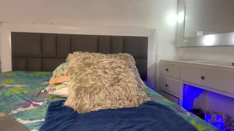 Nicolas online show from 10-23-25, 02:05