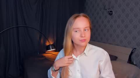 Snapshot of nicolavanderbie chatting on 09-20-25, 05:47 Nicoletta online show from 09-20-25, 05:47