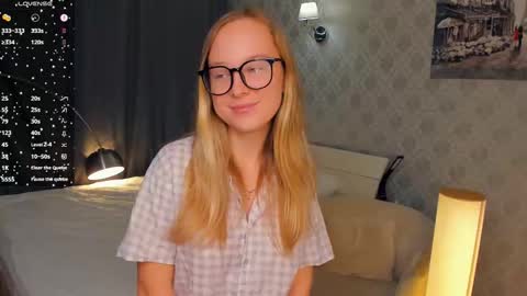 Snapshot of nicolavanderbie chatting on 10-17-25, 05:26 Nicoletta online show from 10-17-25, 05:26