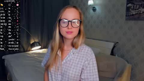 Snapshot of nicolavanderbie chatting on 10-18-25, 05:35 Nicoletta online show from 10-18-25, 05:35